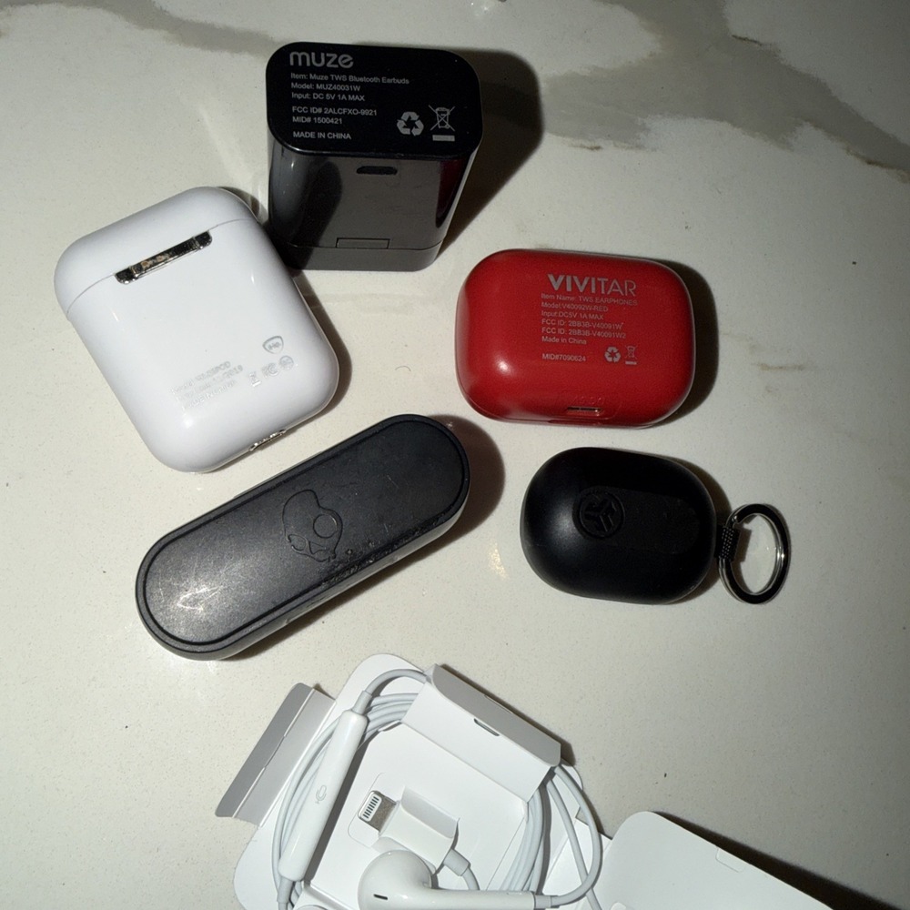 1+ LB Earbuds Headphones Cases Beats JLab Skullcandy Apple Style UNTESTED Lot - Picture 7 of 12